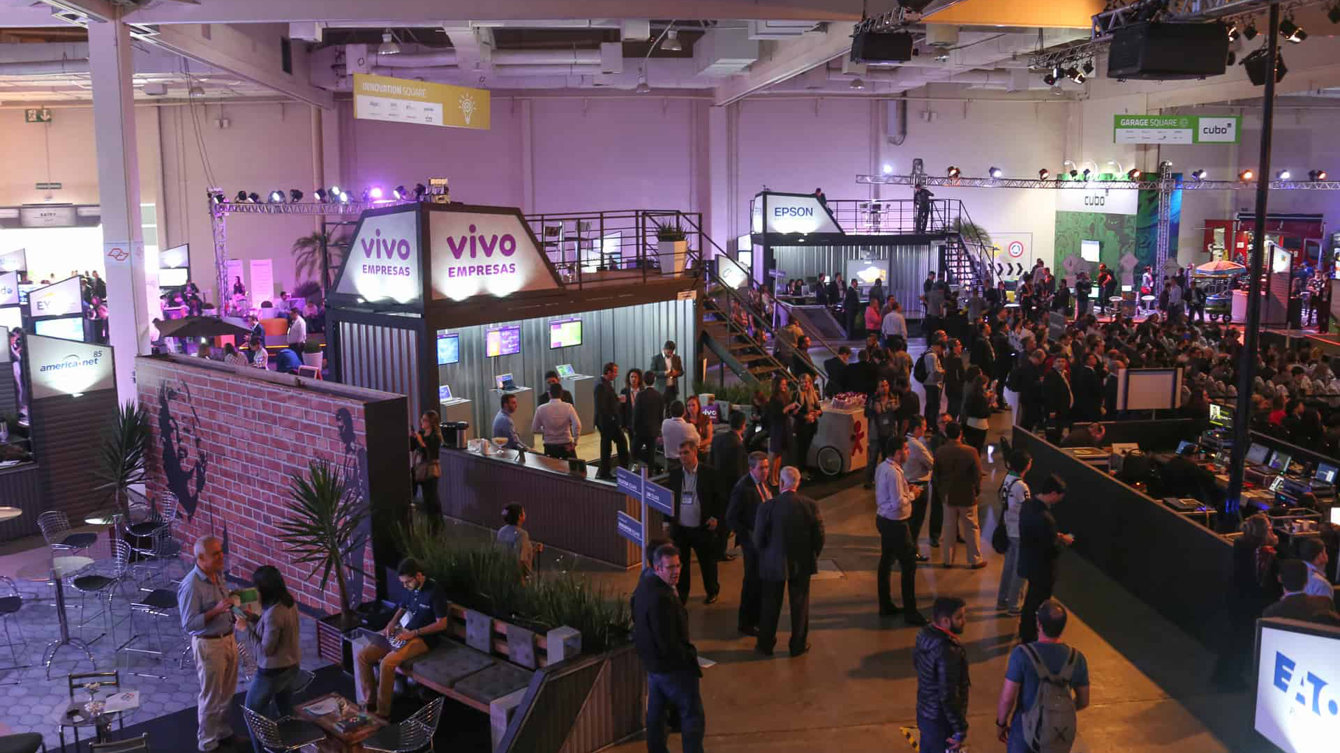 Foto tirada à distância mostra o evento IT Forum de cima, que inclui variados containers de marcas famosas.